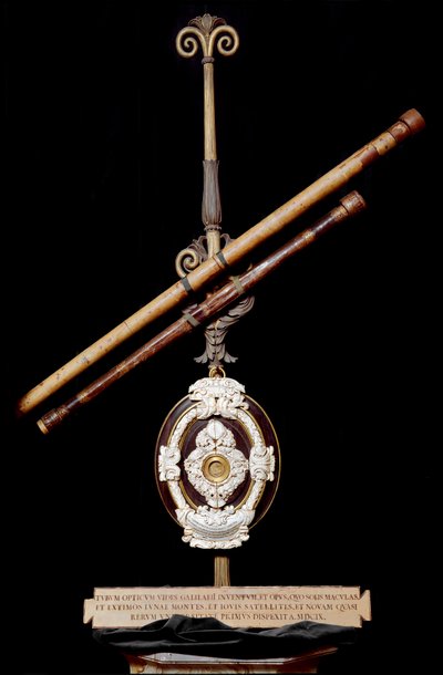 Objectieflens en astronomische kijker van Galilei of Galileo Galilei (1564-1642). 1610. Museo di Storia della Scienza, Florence door Unknown artist
