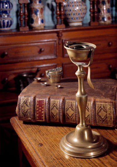 Olie lamp, gewicht en boek van apotheker. 17e eeuw Macon, Hotel Dieu door Unknown artist