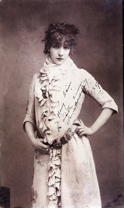 Portret van Henriette Rosine Bernard, bekend als Sarah Bernhardt (1844-1923), gesigneerde foto door Unknown artist