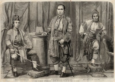 Portretten van Siamese ambassadeurs die in 1857 naar Engeland kwamen. Van links naar rechts: Cha mun Mondr Bidacks, vertegenwoordiger van de tweede koning van Siam, Phya Mantri Suriyawanse en Chau Mun Sarbbedh Bhacty, ambassadeurs van de eerste koning. Gra door Unknown artist