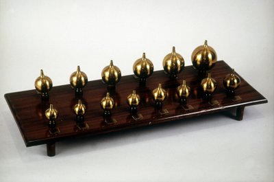 Resonator door Hermann Ludwig Ferdinand von Helmholtz (1821-1894), Duitse natuurkundige en fysioloog. Dit instrument wordt gebruikt om de mechanismen van het gehoor te bestuderen, geluiden te analyseren en te synthetiseren. door Unknown artist