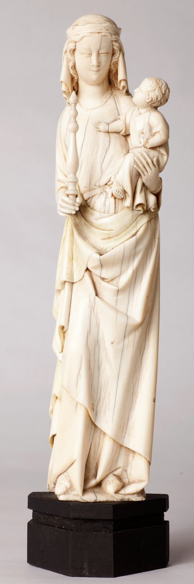 Beeld. Madonna en Kind. Geschenk van Mgr Cantineau, deken van het kathedraalkapittel. Ivoor. 13e eeuw door Unknown artist