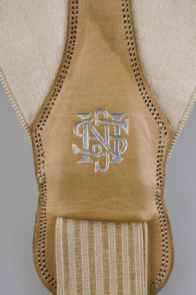 Bretels, ca.1880 (detail), Geborduurd wit satijn, leer, zilver, Maker onbekend door Unknown artist