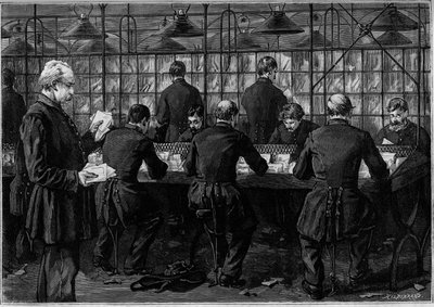 Het sorteren van post in een kantoor van het Hotel des Postes in de Rue du Louvre in Parijs. Gravure in het tijdschrift 