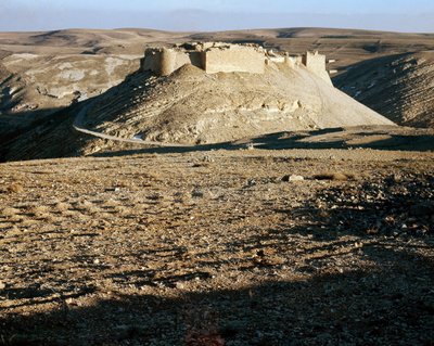Uitzicht op Karac el Chobac, kruisvaarderskasteel aan de oostkant van de Arabah door Unknown artist