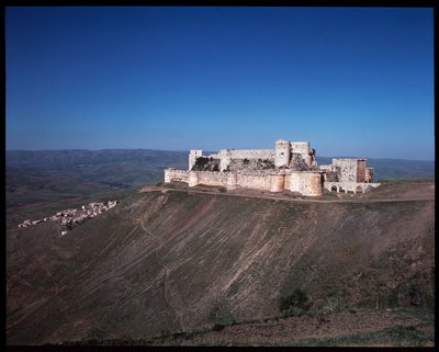 Uitzicht op de Krak des Chevaliers, kruisvaarderskasteel, ca. 1100 door Unknown artist