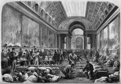Zicht op de galerij van de veldslagen van het kasteel van Versailles, waar het postkantoor is gevestigd door Unknown artist