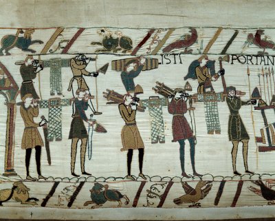 Wapens en wijn worden naar de schepen gebracht tijdens de bevoorrading voor de verovering van Engeland door de vloot van Willem de Veroveraar in 1066. Detail van het tapijt van Bayeux door Unknown artist