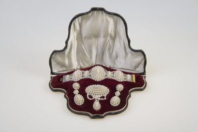 Trouwarmband, broche en oorbelset door Unknown artist