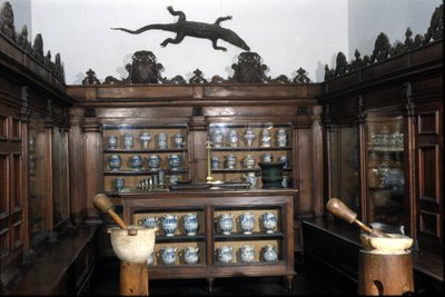 17e-eeuwse apotheek, vazen, potten, vijzels... Museum voor Wetenschap en Technologie, Milaan door Unknown artist