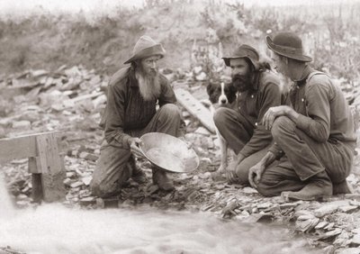 3 mannen die de aarde filteren om goud te verkrijgen: goudzoekers in Zuid-Dakota, Rockerville. Fotografie 1889 door Unknown artist
