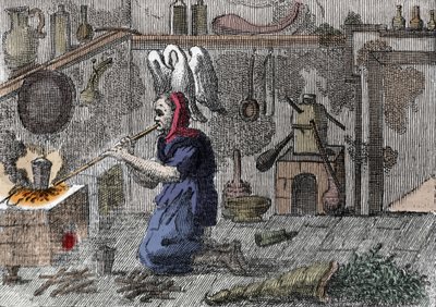 Een heks in haar laboratorium die een magische drank bereidt, rechts een hoorn gevuld met magische kruiden (gravure) door Unknown artist