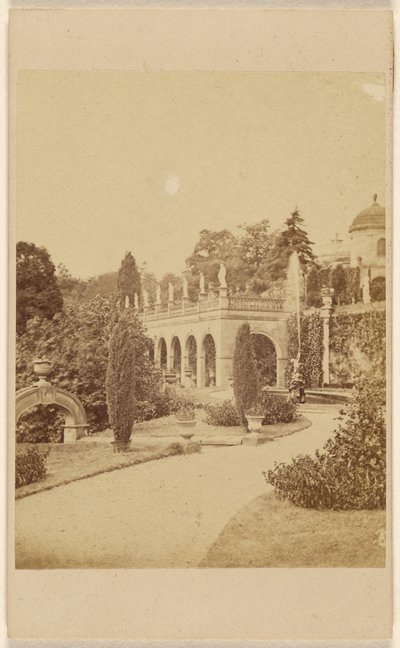 Alton Gardens - Piazza en fontein door Unknown artist