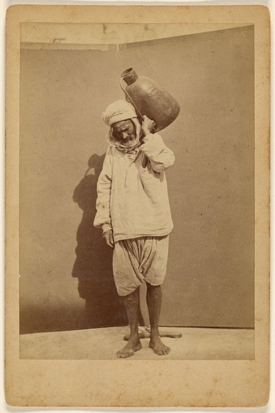 [Arabische man die een kruik draagt] door Unknown artist