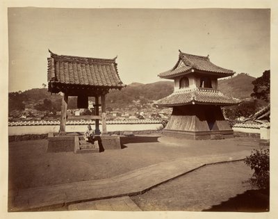 [Klokkentoren en drumtoren bij Jinso-ji Tempel]. door Unknown artist