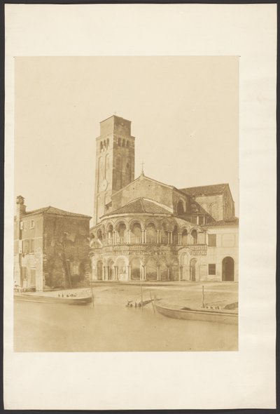 [Kerk en klokkentoren aan de waterkant, Venetiaans]. door Unknown artist