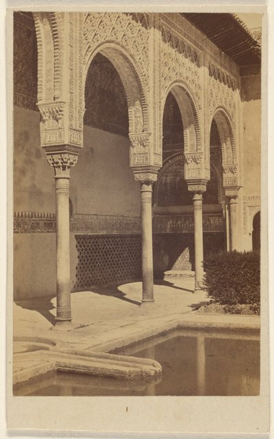 [Detail van zuilen, met een deel van de reflecterende vijver zichtbaar, het Alhambra]. door Unknown artist