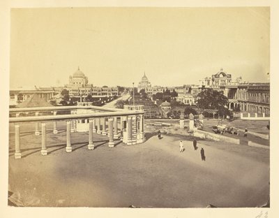 [Geribbelde zuilen en binnenplaats in de Kaiserbagh, Lucknow]. door Unknown artist