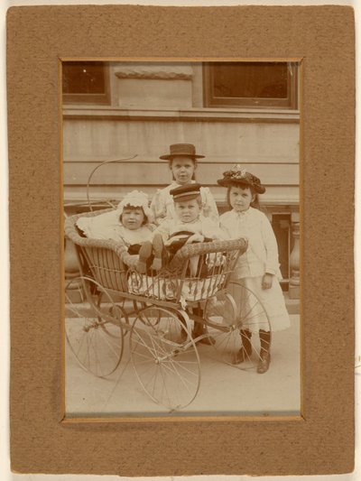 [Vier kinderen in New York: twee in een kinderwagen, twee staand]. door Unknown artist