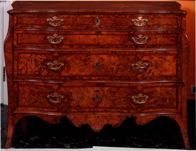 Meubilair: ladekast gemaakt van cederhout. 1735-1745 ca. Dim. 97x137x68 cm Privécollectie door Unknown artist