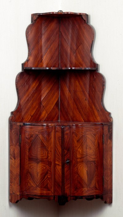 Meubilair: hoekkast met houten planken. Ca. 1740. Dim. 80 cm. Privécollectie door Unknown artist