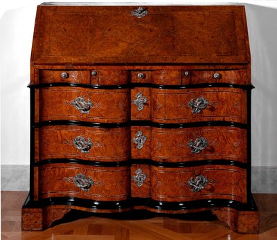 Meubel: bureau in cederhout. 1730-1735. Privécollectie door Unknown artist