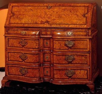 Meubilair: bureau in cederhout. 1734-1740 ca. Dim. 111x127x61 cm Privécollectie door Unknown artist