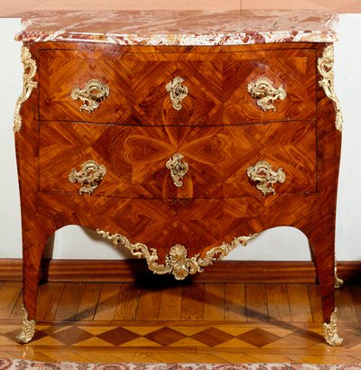 Meubilair: kleine ladekast van cederhout. 1735-1745 ca. Privécollectie door Unknown artist
