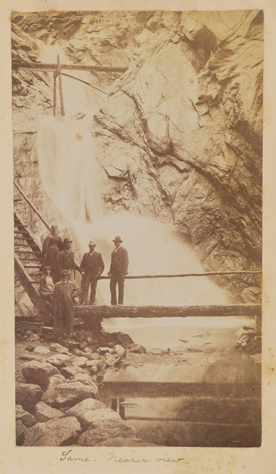 [Groep mensen bij Seven Falls, Cheyenne Cañon, Colorado]. door Unknown artist