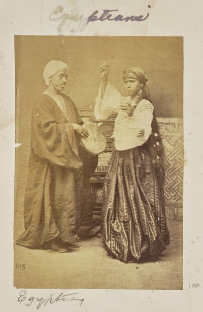 [Groepsportret van een muzikant en een danseres]. door Unknown artist
