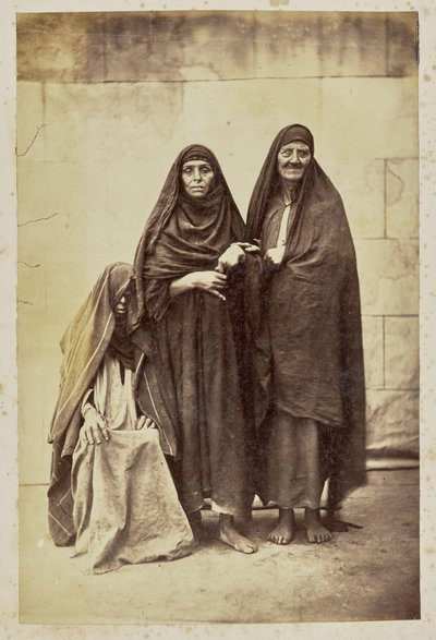[Groepsportret van drie vrouwen]. door Unknown artist