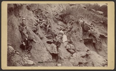 [Groep poseert op heuvel]. door Unknown artist