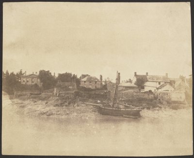 [Huizen en boten aan de oever van een rivier]. door Unknown artist
