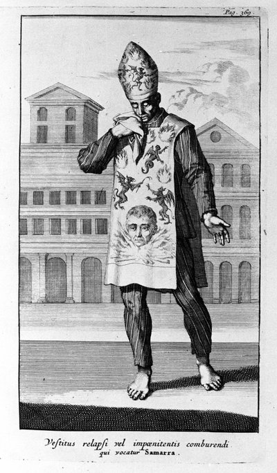 Inquisitie. Het gewaad van Samarra dat de boetelingen droegen. Gravure uit Geschiedenis van de Inquisitie, Amsterdam 1692. door Unknown artist
