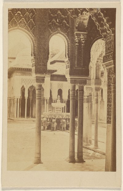 [Binnenaanzicht van zuilen, het Alhambra]. door Unknown artist