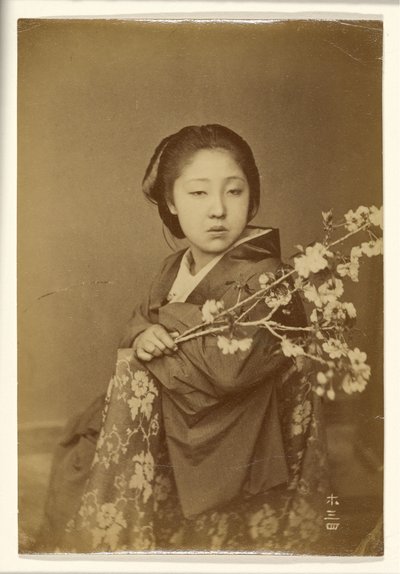 [Japanse vrouw die bloeiende prunustak vasthoudt]. door Unknown artist
