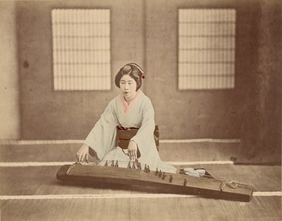 [Japanse vrouw die op een koto speelt]. door Unknown artist