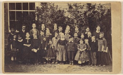[Grote groep schoolkinderen met leraren, allemaal staand]. door Unknown artist
