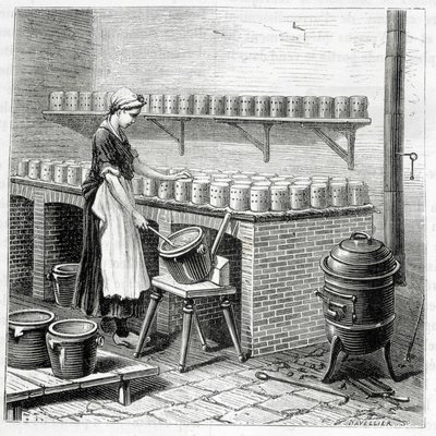 Fabricage van camembert kaas (wrongel wordt in mallen gegoten) - in 