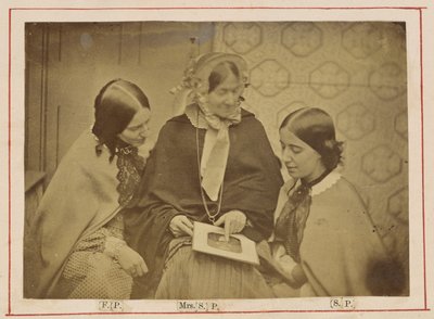 [Mevrouw Stanley Percival en dochters]. door Unknown artist