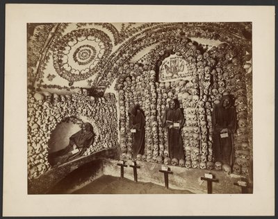 [Ossuarium in een kapucijnenkerk, Rome]. door Unknown artist