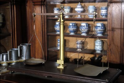Apothekersweegschaal. 18e eeuw. Museum voor Wetenschap en Technologie, Milaan door Unknown artist