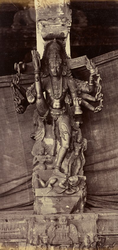 Pilaar en figuur, gesneden uit één steen. Coimbatore door Unknown artist