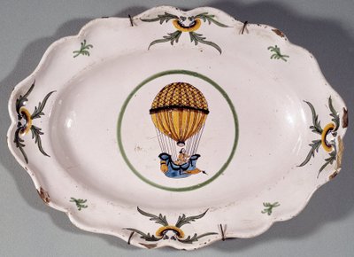 Bord in faience gedecoreerd met de voorstelling van een ballonvaart. 18e eeuw door Unknown artist