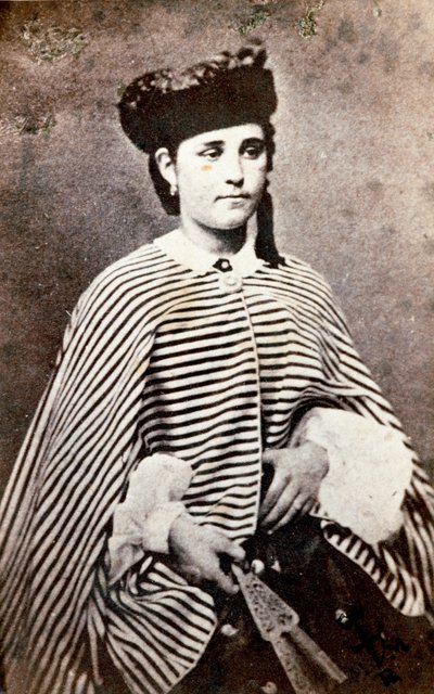 Portret van Teresita Garibaldi (1845-1903), dochter van de Italiaanse patriot en held van het Risorgimento Giuseppe Garibaldi (1807-1882) en zijn eerste vrouw Anita (1821-1849). Fotografie. Privécollectie door Unknown artist