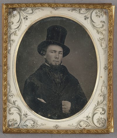 [Portret van een zittende man met kin snorharen in hoge hoed]. door Unknown artist