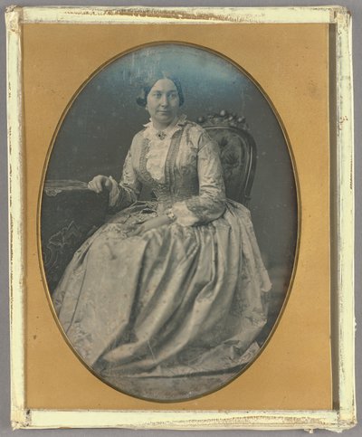 [Portret van een zittende vrouw in een lange, vloeiende jurk]. door Unknown artist