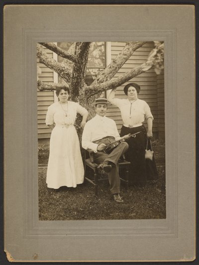 [Portret van een man en twee vrouwen]. door Unknown artist