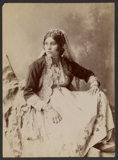 [Portret van een vrouw]. door Unknown artist