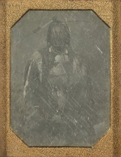 [Portret van een Amerikaanse Indiaanse Man]. door Unknown artist